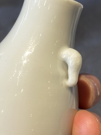 Petit vase de forme 'hu' en porcelaine blanc de Chine de Dehua aux anses en forme d'&eacute;l&eacute;phants, 18&egrave;me