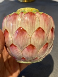 Petit vase couvert en forme de lotus en porcelaine de Chine famille rose, marque et probablement &eacute;poque de Qianlong