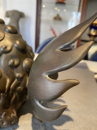 Rare br&ucirc;le-parfum en forme de lion en bronze incrust&eacute;, Chine, Ming