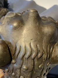 Rare br&ucirc;le-parfum en forme de lion en bronze incrust&eacute;, Chine, Ming