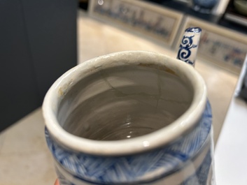 Rare cafeti&egrave;re en fa&iuml;ence de Delft en bleu et blanc, dat&eacute;e 1732