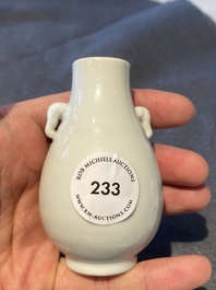 Petit vase de forme 'hu' en porcelaine blanc de Chine de Dehua aux anses en forme d'&eacute;l&eacute;phants, 18&egrave;me
