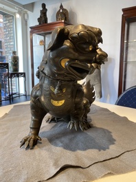 Rare br&ucirc;le-parfum en forme de lion en bronze incrust&eacute;, Chine, Ming
