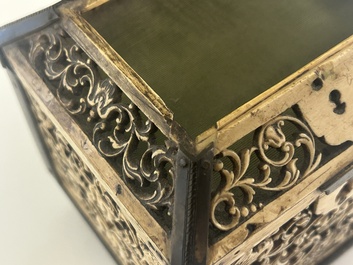 Coffret en os de morse r&eacute;ticul&eacute; aux montures en laiton, Kholmogory, Russie, 17&egrave;me
