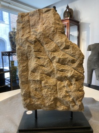 Een fijn Khmer zandstenen reli&euml;f met 'De geboorte van Brahma', Angkor periode, Cambodja, 11e eeuw