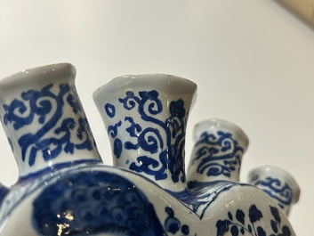 Tulipi&egrave;re en fa&iuml;ence de Delft en bleu et blanc &agrave; d&eacute;cor de paons dans un jardin, 17/18&egrave;me