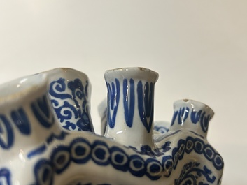 Tulipi&egrave;re en fa&iuml;ence de Delft en bleu et blanc &agrave; d&eacute;cor de paons dans un jardin, 17/18&egrave;me