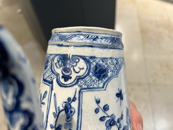 Rare cafeti&egrave;re en fa&iuml;ence de Delft en bleu et blanc, dat&eacute;e 1732