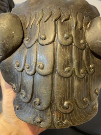 Rare br&ucirc;le-parfum en forme de lion en bronze incrust&eacute;, Chine, Ming
