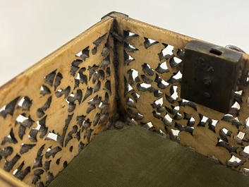 Coffret en os de morse r&eacute;ticul&eacute; aux montures en laiton, Kholmogory, Russie, 17&egrave;me