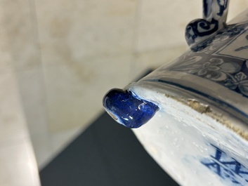 Rare cafeti&egrave;re en fa&iuml;ence de Delft en bleu et blanc, dat&eacute;e 1732