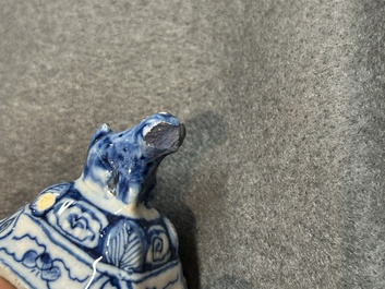 Petite garniture de cinq vases en fa&iuml;ence de Delft en bleu et blanc, 18&egrave;me