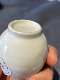 Petit vase de forme 'hu' en porcelaine blanc de Chine de Dehua aux anses en forme d'&eacute;l&eacute;phants, 18&egrave;me