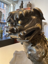 Rare br&ucirc;le-parfum en forme de lion en bronze incrust&eacute;, Chine, Ming
