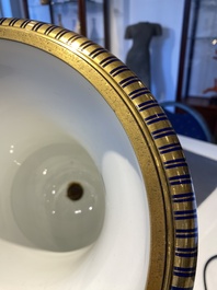 Een S&egrave;vres porseleinen Medici vaas met verguld decor op blauwe fondkleur, Frankrijk, gedateerd 1847 en 1853