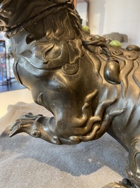 Rare br&ucirc;le-parfum en forme de lion en bronze incrust&eacute;, Chine, Ming