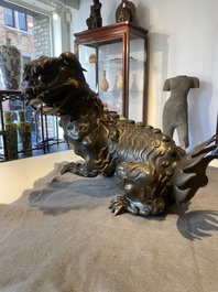 Rare br&ucirc;le-parfum en forme de lion en bronze incrust&eacute;, Chine, Ming