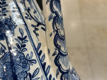 Rare cafeti&egrave;re en fa&iuml;ence de Delft en bleu et blanc, dat&eacute;e 1732