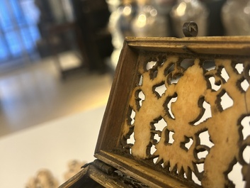 Coffret en os de morse r&eacute;ticul&eacute; aux montures en laiton, Kholmogory, Russie, 17&egrave;me
