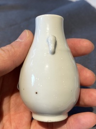 Petit vase de forme 'hu' en porcelaine blanc de Chine de Dehua aux anses en forme d'&eacute;l&eacute;phants, 18&egrave;me