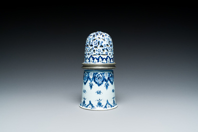 Een strooier in blauw-wit Frans aardewerk met tin gemonteerd, Rouen, 18e eeuw