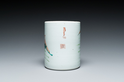 Een Chinese famille rose penselenbeker, 'bitong', Yongzheng