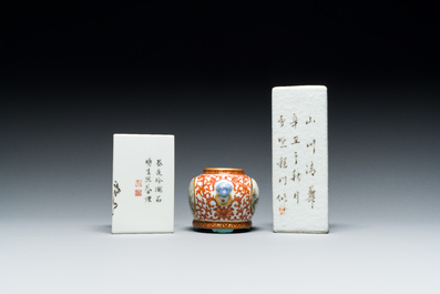 Deux pots &agrave; pinceaux et un pot &agrave; eau en porcelaine de Chine qianjiang cai et grisaille, signature de Cheng Men 程門 et marques de Qianlong, 20&egrave;me
