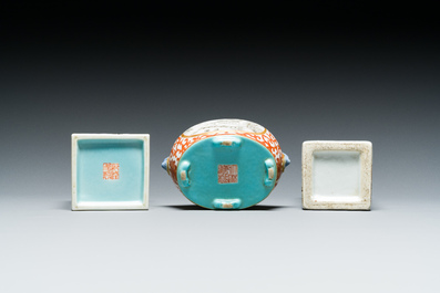 Deux pots &agrave; pinceaux et un pot &agrave; eau en porcelaine de Chine qianjiang cai et grisaille, signature de Cheng Men 程門 et marques de Qianlong, 20&egrave;me