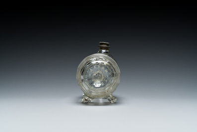 Bouteille en forme de tonnelet en verre &agrave; bouchon &agrave; vis en &eacute;tain, Allemagne, 17/18&egrave;me