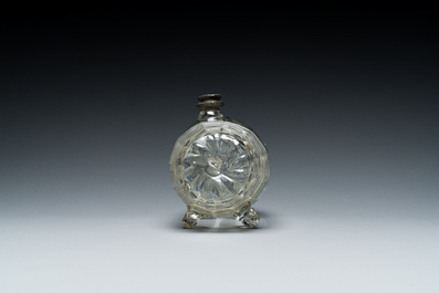 Bouteille en forme de tonnelet en verre &agrave; bouchon &agrave; vis en &eacute;tain, Allemagne, 17/18&egrave;me
