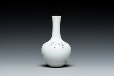 Vase de forme bouteille en porcelaine de Chine &agrave; d&eacute;cor d'un paysage en grisaille, marque de Qianlong, 20&egrave;me
