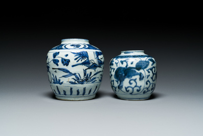 Deux pots en porcelaine de Chine en bleu et blanc, Ming