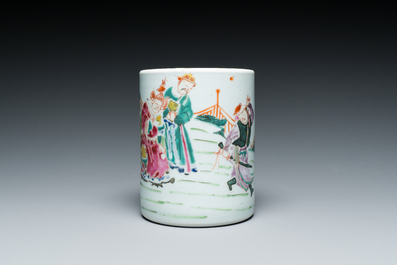Een Chinese famille rose penselenbeker, 'bitong', Yongzheng