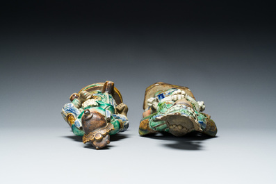 Deux figures en gr&egrave;s porcelaineux polychrom&eacute;, probablement Shiwan, 19&egrave;me