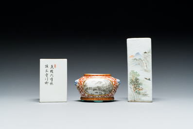 Deux pots &agrave; pinceaux et un pot &agrave; eau en porcelaine de Chine qianjiang cai et grisaille, signature de Cheng Men 程門 et marques de Qianlong, 20&egrave;me
