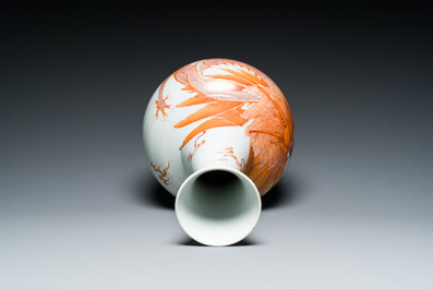 Vase de forme bouteille en porcelaine de Chine &agrave; d&eacute;cor d'un dragon en rouge de fer, 19&egrave;me