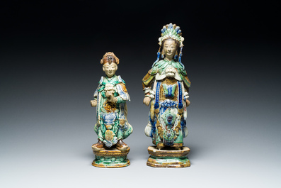 Deux figures en gr&egrave;s porcelaineux polychrom&eacute;, probablement Shiwan, 19&egrave;me