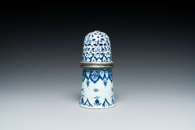 Een strooier in blauw-wit Frans aardewerk met tin gemonteerd, Rouen, 18e eeuw