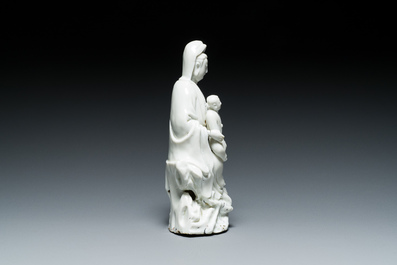 Guanyin &agrave; l'enfant en porcelaine blanc de Chine de Dehua, Kangxi/Qianlong