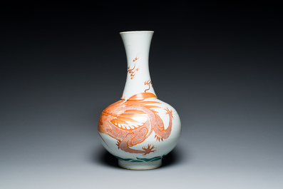 Vase de forme bouteille en porcelaine de Chine &agrave; d&eacute;cor d'un dragon en rouge de fer, 19&egrave;me