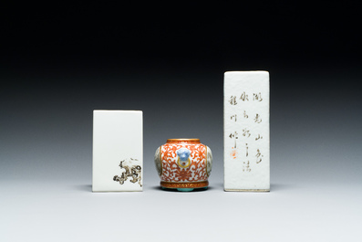 Deux pots &agrave; pinceaux et un pot &agrave; eau en porcelaine de Chine qianjiang cai et grisaille, signature de Cheng Men 程門 et marques de Qianlong, 20&egrave;me