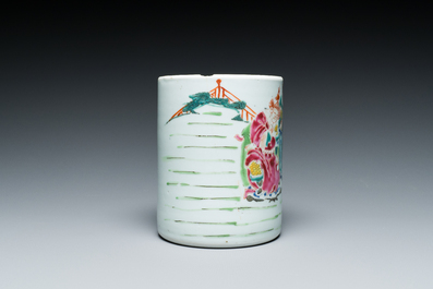 Een Chinese famille rose penselenbeker, 'bitong', Yongzheng