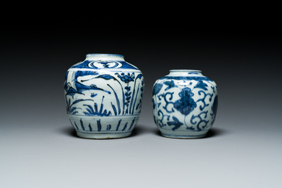 Deux pots en porcelaine de Chine en bleu et blanc, Ming