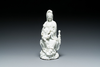 Guanyin &agrave; l'enfant en porcelaine blanc de Chine de Dehua, Kangxi/Qianlong