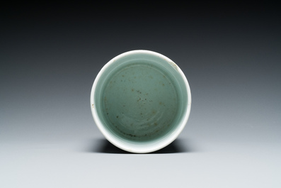 Een Chinese famille rose penselenbeker, 'bitong', Yongzheng