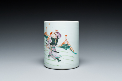 Een Chinese famille rose penselenbeker, 'bitong', Yongzheng