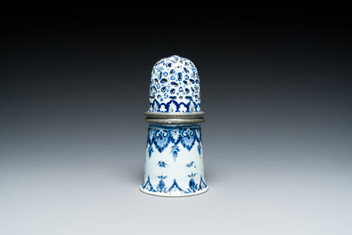 Een strooier in blauw-wit Frans aardewerk met tin gemonteerd, Rouen, 18e eeuw