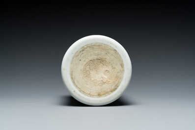 Een Chinese famille rose penselenbeker, 'bitong', Yongzheng