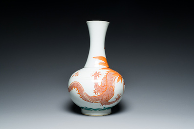 Vase de forme bouteille en porcelaine de Chine &agrave; d&eacute;cor d'un dragon en rouge de fer, 19&egrave;me