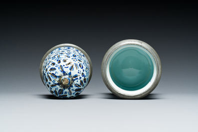 Een strooier in blauw-wit Frans aardewerk met tin gemonteerd, Rouen, 18e eeuw